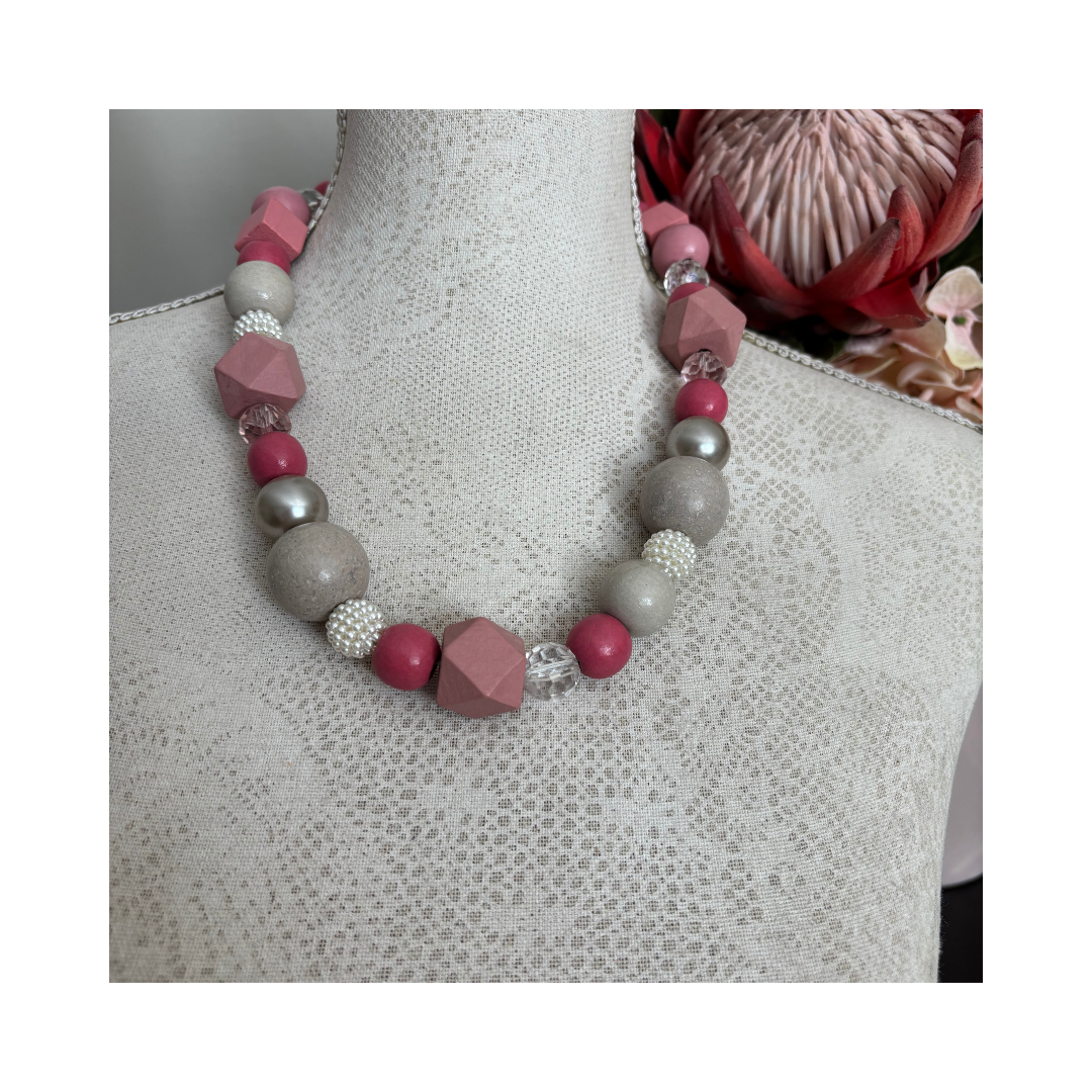 Bulky Necklace Mauve and Pearl